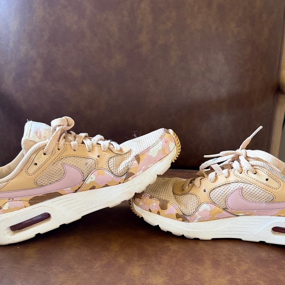Nike Pink and Tan Camo Low-Top Sneakers. Size 8.5